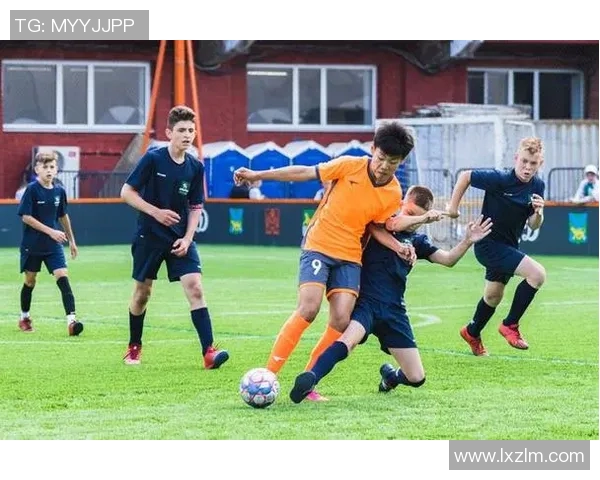 五人足球的魅力与技巧探讨：如何在小场地上展现团队合作与个人能力